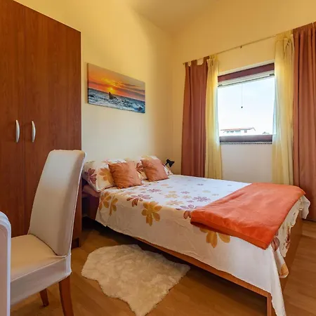 Apartment Cozy In With Kitchen Vir